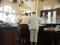 Tre hungriga svenskar botaniserar i buff�n i Billiard room