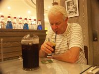 �ke blev t�rstig efter shoppingf�rs�k och best�llde in tv� liter Pepsi...