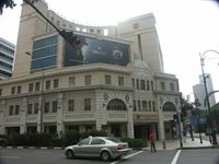 V�rt hotell, Rendezvous. Raffles ligger ett par kvarter l�ngre bort efter gatan till h�ger.