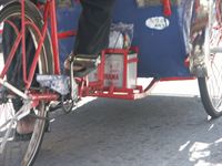 N�gra trishaws var utrustade med batteri till den lokala ljudanl�ggningen