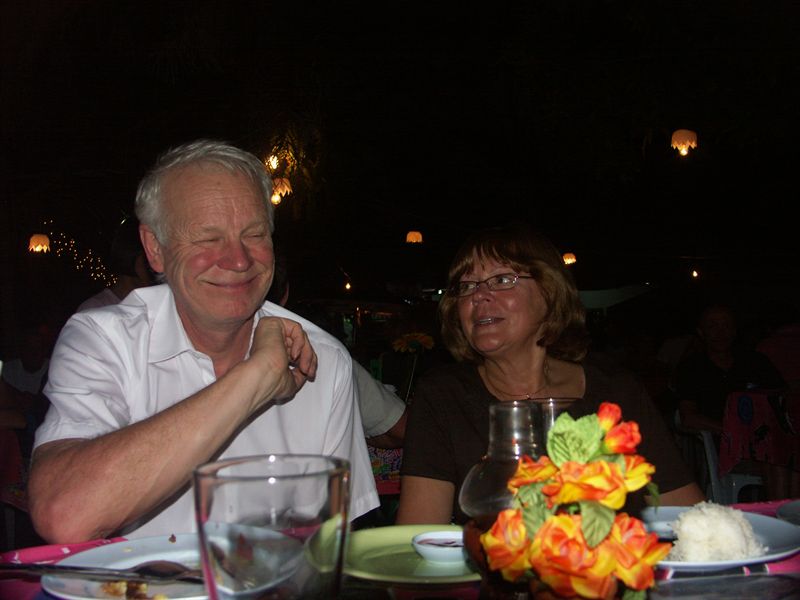 Vi �t middag i n�rheten av hotellet. �ke �r p� gott hum�r - men det skulle bli v�rre