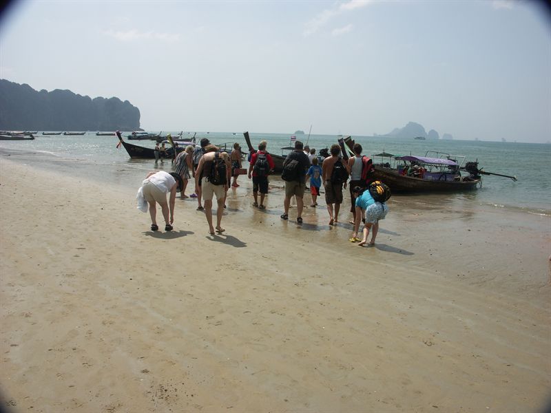 P� v�g till Railey Beach i long tail-b�t