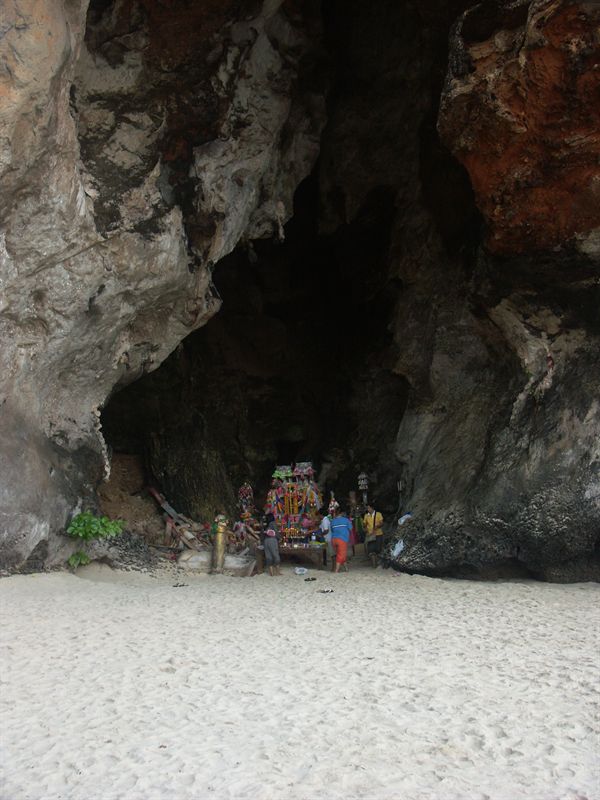 En helig grotta vid Pranang Beach