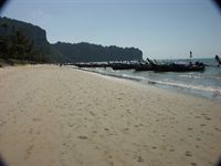 M�nga long tail-b�tar �r beredda att ta turister till �arna utanf�r