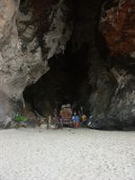 En helig grotta vid Pranang Beach
