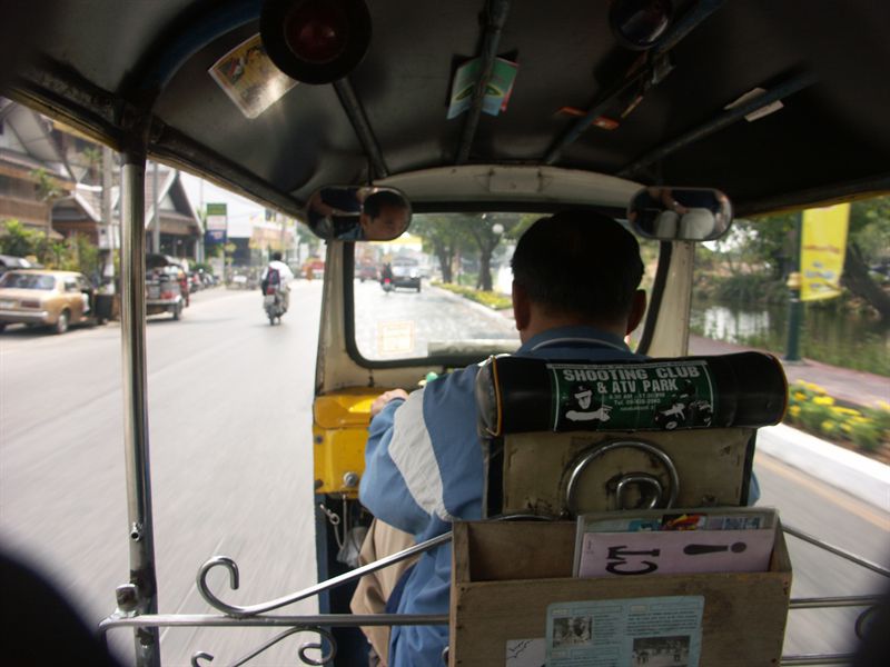 P� v�g i tuk-tuk till blomsterutst�llningen