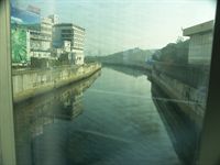 Det h�r �r gr�nsen mellan Hong Kong och Kina. P� Hong Kong-sidan skyddar man sig med ett kraftigt staket
