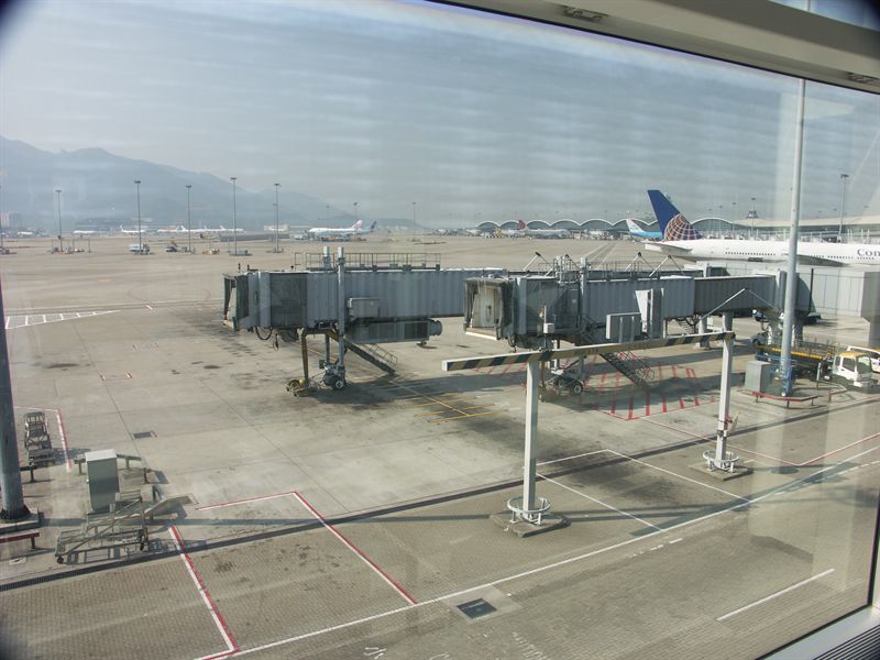 V�ldigt m�nga stora flygplan h�r