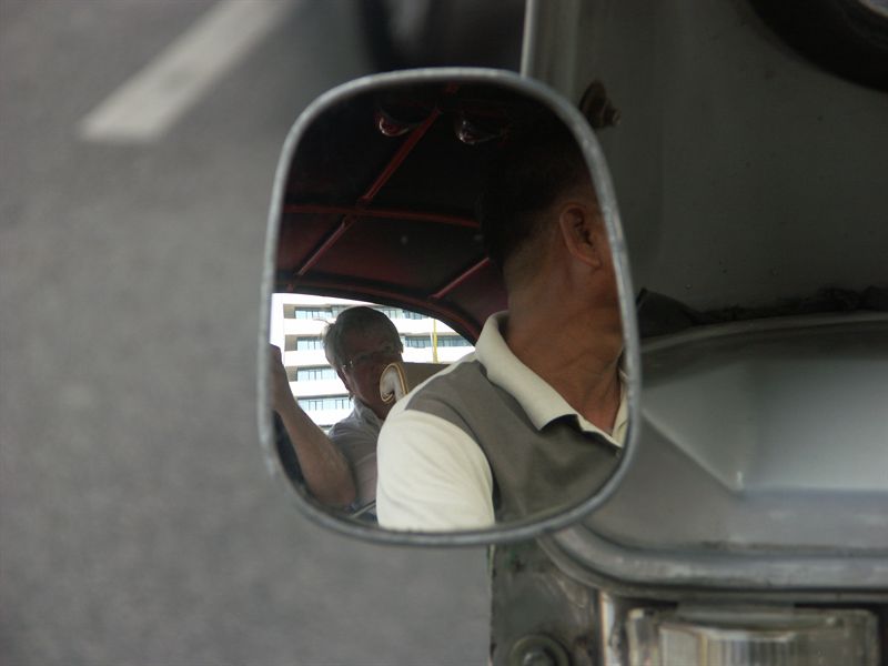 P� v�g i tuk-tuk till centrum - det var j�ttebilligt om man stannade till hos tuk-tuk-f�rarens skr�ddarsponsor