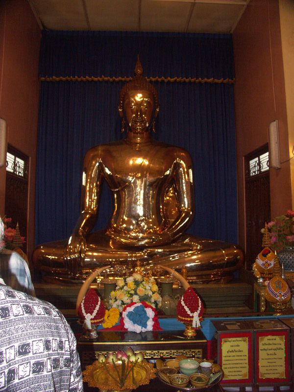 Denna buddha �r gjord i rent guld