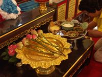 offer till buddha:n - lotusblommor och mat