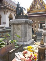 Den h�r figuren dyrkas f�r sitt kunnande om l�kev�xter