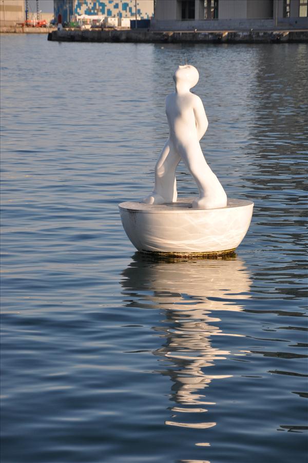 Staty i vattnet vid Rambla del Mar