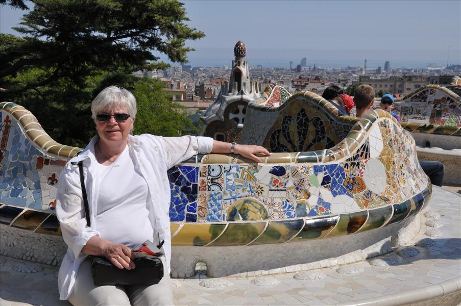 Parken har en fin utsikt �ver Barcelona. Mir� l�r ha f�tt inspiration i denna soffa som g�r runt en grusplan.