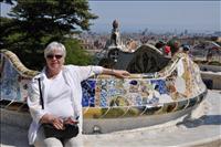 Parken har en fin utsikt �ver Barcelona. Mir� l�r ha f�tt inspiration i denna soffa som g�r runt en grusplan.