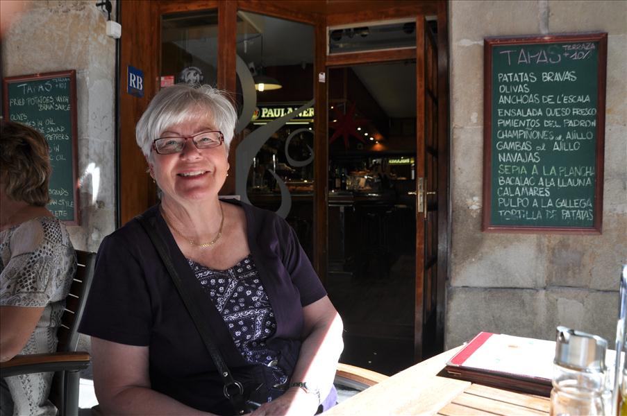 Eva v�ntar p� att lunchen ska serveras. Vi sitter i en gr�nd till Ramblan.