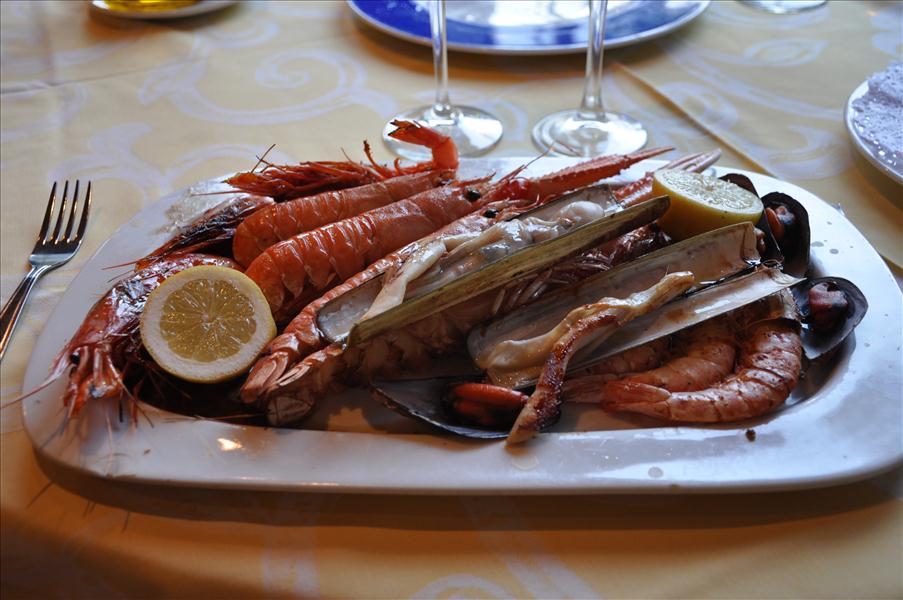 Skaldjurstallrik. Djuren i de l�nga skalen kallas f�r Razor clam.