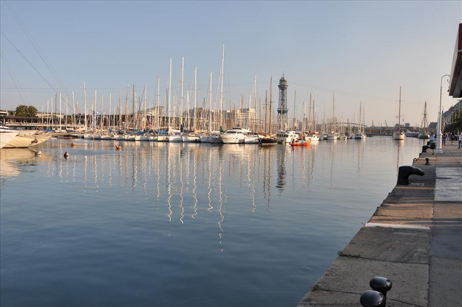 Massor med mindre b�tar. Barcelona har en av de st�rre marinorna i Medelhavet s�gs det.