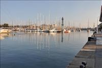 Massor med mindre b�tar. Barcelona har en av de st�rre marinorna i Medelhavet s�gs det.
