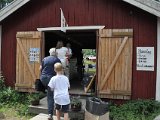 Här finns en enkel hamnbar där man kan få pizza