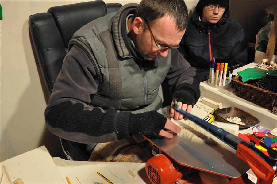 Han s�gade ut namnskyltar ur tunn plywood med en enorm hastighet. Det var om�jligt att hinna se hur han gjorde.