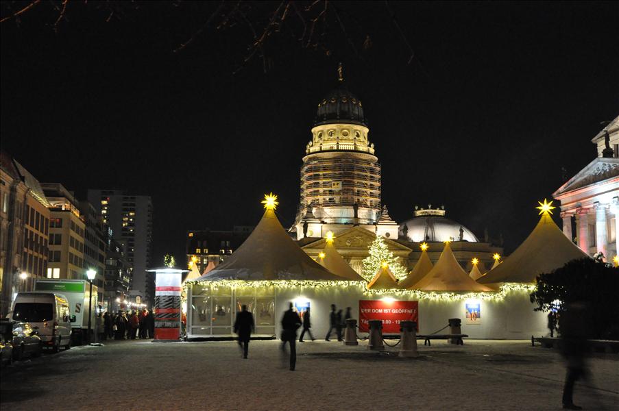 Gendarmenmarkt utifr�n - Deutscher Dom i bakgrunden