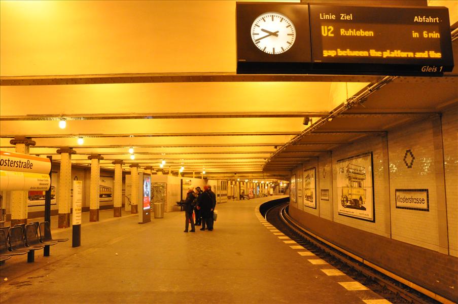 Vi tar tunnelbanan till hotellet