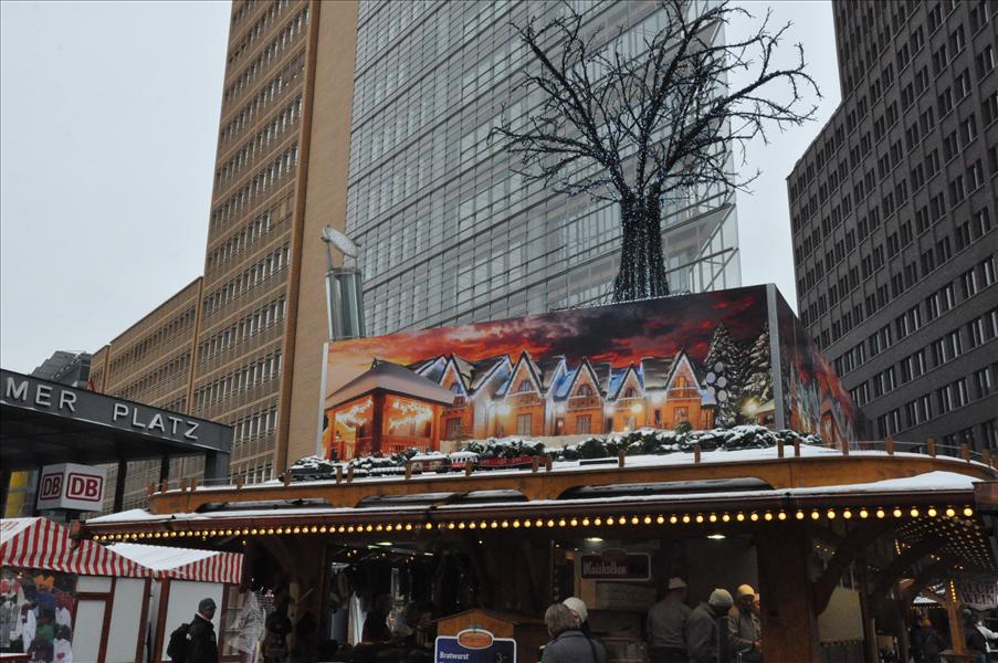 Ovanp� korvst�llet g�r ett t�g