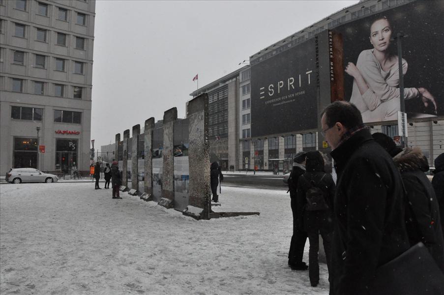 En del av Berlinmuren finns kvar vid Potsdamer Platz. Det har nu b�rjat sn�a.
