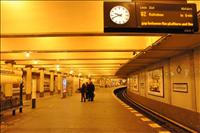 Vi tar tunnelbanan till hotellet