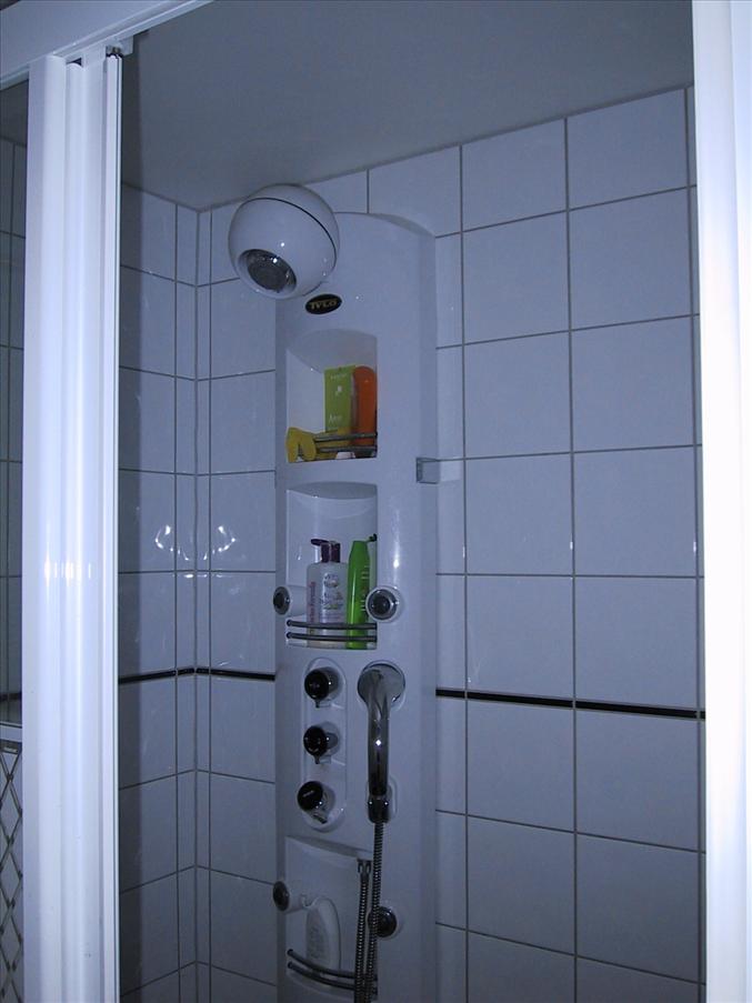 Multimultifunktionsdusch. Den b�r man ha k�rkort p� innan man anv�nder...