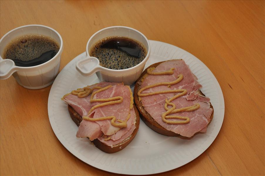 N�r vi tittat f�rdigt �t vi skinkmacka med kaffe.