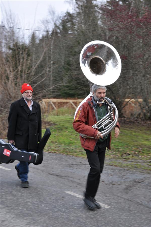 P� v�gen fr�n marknaden m�tte vi delar av Blid� jazzkapell