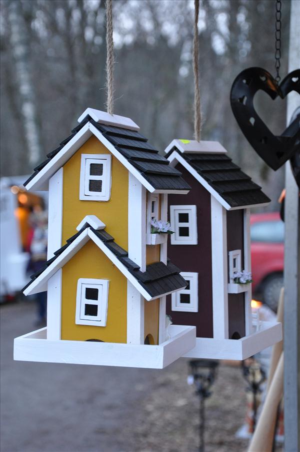 P� marknaden s�ldes lite av varje, bl.a. dessa f�gelholkar.
