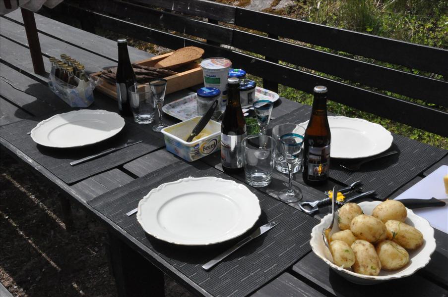 P� Blid� har just lunchen dukats upp
