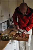 Dags f�r middag. Staffan f�rbereder efterr�tten.