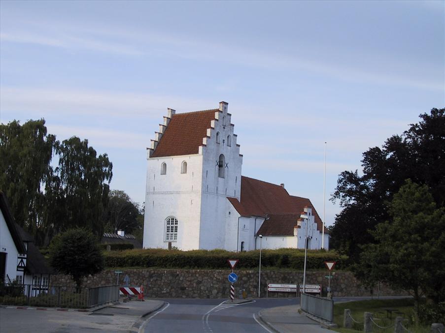 Kyrkan mitt i byn (p� Fyn)