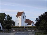 Kyrkan mitt i byn (p� Fyn)