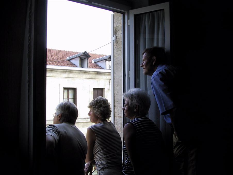 Stor dramatik ig�r kv�ll i huset p� andra sidan gatan - �vergivna kattungar...