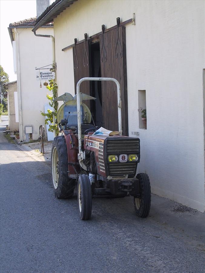 Alla traktorer �r smala h�r (f�r att f� rum mellan vinstocksraderna)