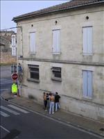 ...f�rs�ker ta sig ner till gatan (ganska h�gt!)