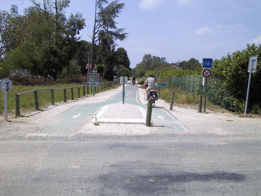 H�r b�rjar den 30 km l�nga cykelbanan mot Bordeaux