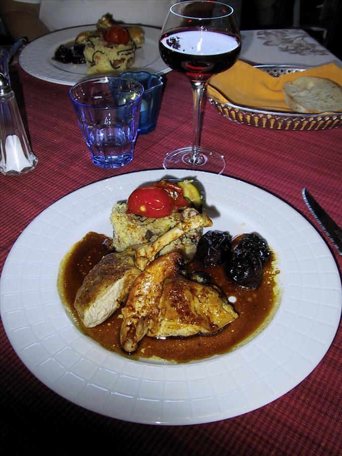 P�rlh�ns med lokalt Pinot Noir i glaset