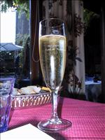 Lokalt mousserande vin som aperitif