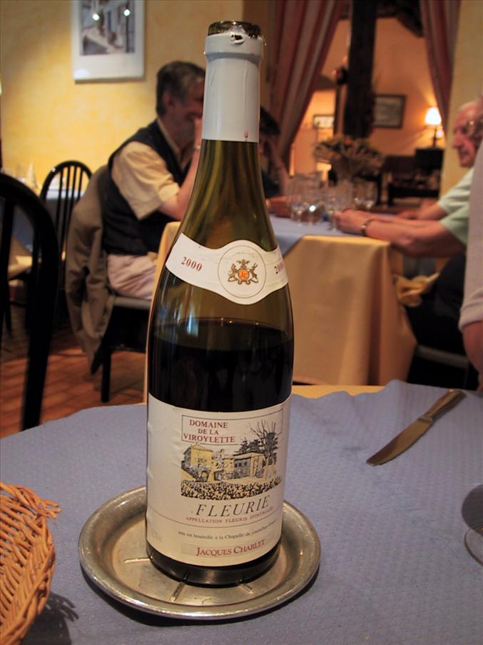 Nu �r vi i Beaujolaisdistriktet och d� dricker man...