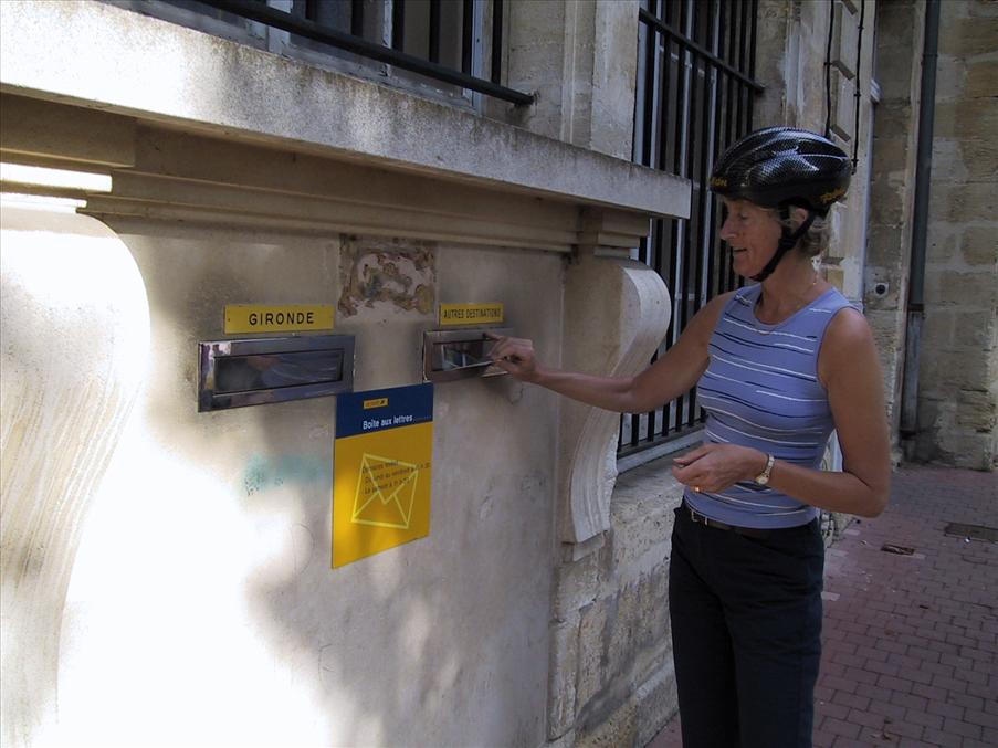 Lena (ikl�dd cykelutrustning) skickar vykort hem