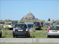 Vi var inte ensamma i Mont Saint Michel. D�r finns stora parkeringar f�r alla som ska bussas ut till stan. Vi avstod.