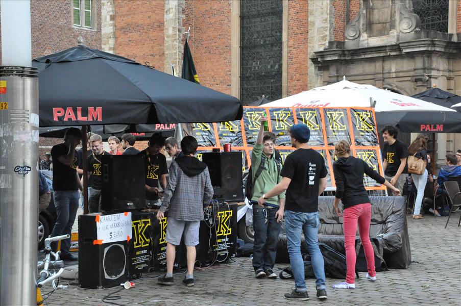 Bakom Markt p�gick n�gon typ av festival (f�r h�rselskadade?)