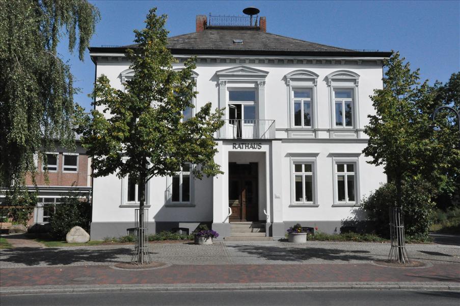 H�r finns ocks� ett litet r�dhus
