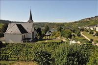 Med viss oro konstaterar vi att vi har kyrkan som granne - men det var lugnt, det brakade loss f�rst 7 p� morgonen...